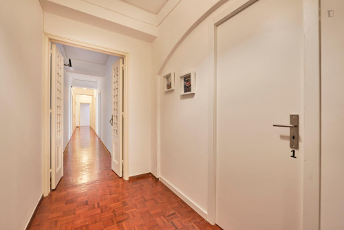 Large double bedroom with private balcony located in Marquês de Pombal - Gallery - 14
