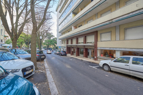 Large double bedroom with private balcony located in Marquês de Pombal - Gallery - 24
