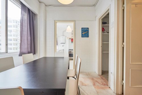 Large double bedroom with private balcony located in Marquês de Pombal - Gallery - 38