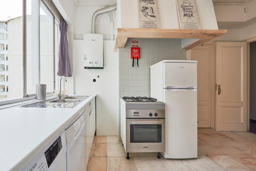 Large double bedroom with private balcony located in Marquês de Pombal - Gallery - 46
