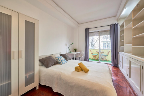 Large double bedroom with private balcony located in Marquês de Pombal - Gallery - 26