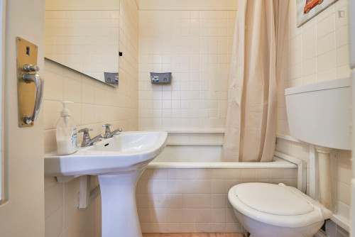 Large double bedroom with private balcony located in Marquês de Pombal - Gallery - 8