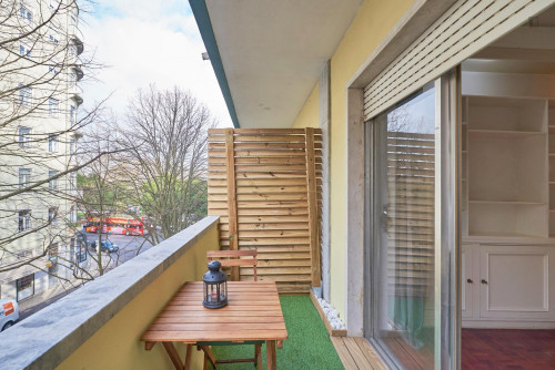 Large double bedroom with private balcony located in Marquês de Pombal - Gallery - 31