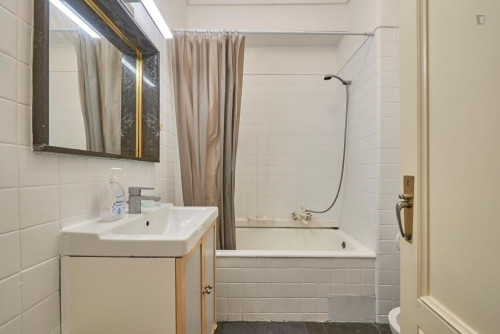 Large double bedroom with private balcony located in Marquês de Pombal - Gallery - 7