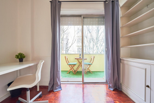 Large double bedroom with private balcony located in Marquês de Pombal - Gallery - 29