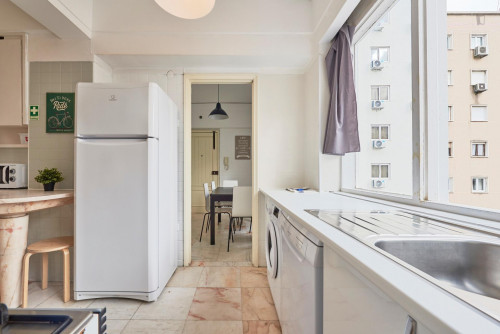 Large double bedroom with private balcony located in Marquês de Pombal - Gallery - 13