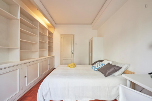 Large double bedroom with private balcony located in Marquês de Pombal - Gallery - 28