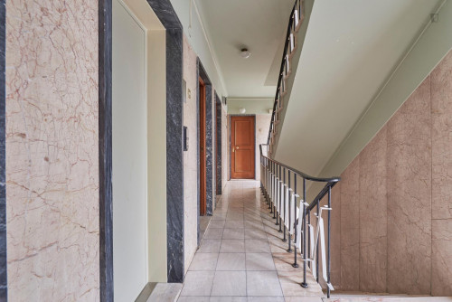 Large double bedroom with private balcony located in Marquês de Pombal - Gallery - 17