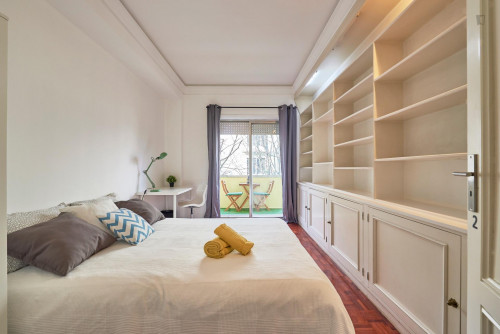 Large Double Bedroom With Private Balcony Located In Marquês De Pombal - 1