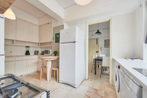 Comfortable double bedroom with private balcony located in Marquês de Pombal