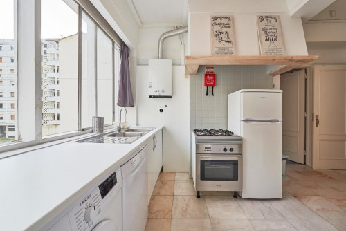 Comfortable double bedroom with private balcony located in Marquês de Pombal - Gallery - 6