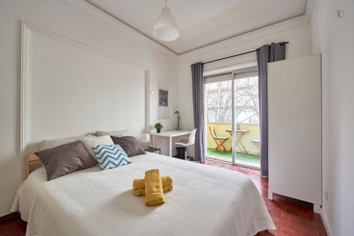 Comfortable double bedroom with private balcony located in Marquês de Pombal - Gallery - 26