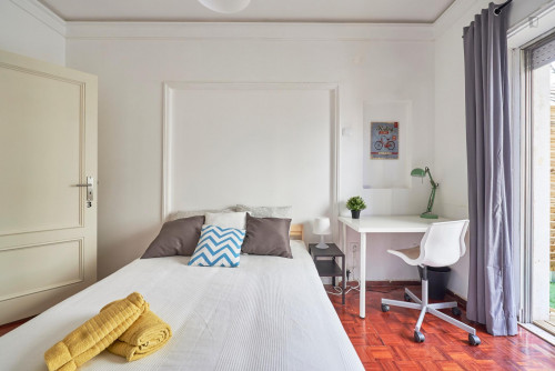 Comfortable double bedroom with private balcony located in Marquês de Pombal - Gallery - 27