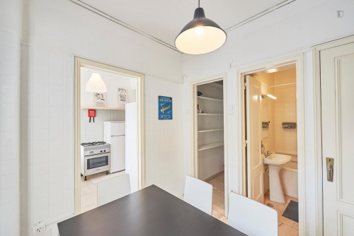 Comfortable double bedroom with private balcony located in Marquês de Pombal - Gallery - 39