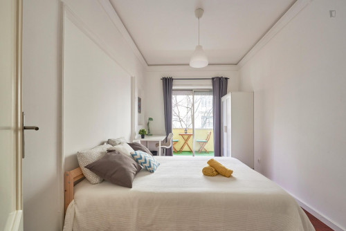 Comfortable Double Bedroom With Private Balcony Located In Marquês De Pombal - 1