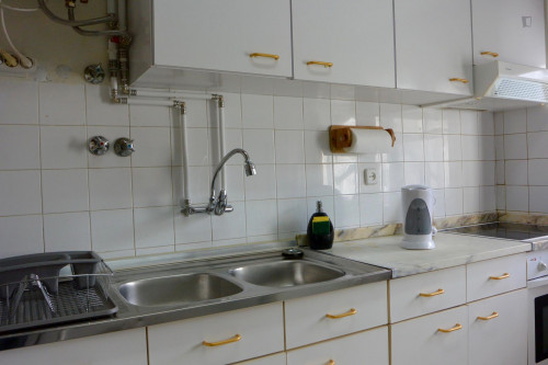 Double bedroom with a balcony, in Lordelo do Ouro - Gallery - 11