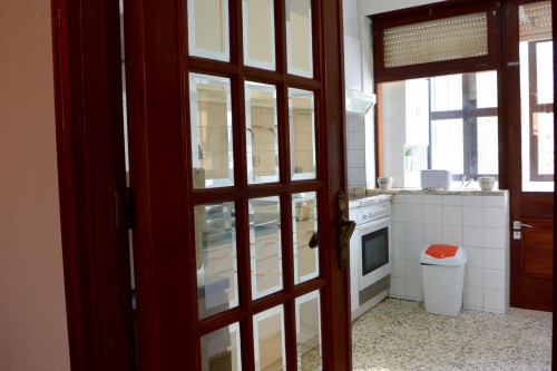 Double bedroom with a balcony, in Lordelo do Ouro - Gallery - 12