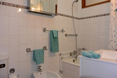 Double bedroom with a balcony, in Lordelo do Ouro - Gallery - 7