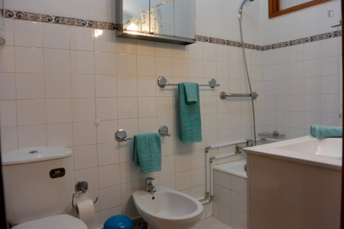 Double bedroom with a balcony, in Lordelo do Ouro - Gallery - 6