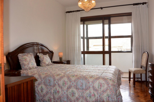 Double bedroom with a balcony, in Lordelo do Ouro  - Gallery -  1