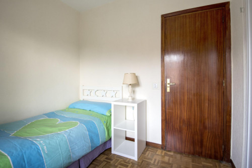 Snug bedroom in residential Alcobendas, close to Marqués de la Valdavia metro station  - Gallery -  1