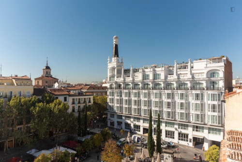 Tasteful double bedroom with a balcony, near the Ateneo de Madrid