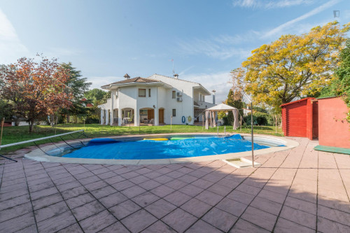 Inviting double bedroom in Villaviciosa de Odón