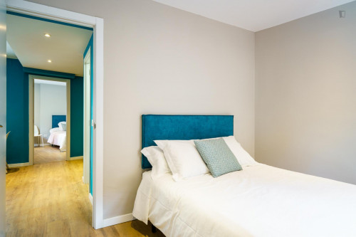 Single bedroom, with balcony, in 3-bedroom apartment