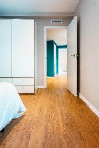 Single bedroom, with balcony, in 3-bedroom apartment