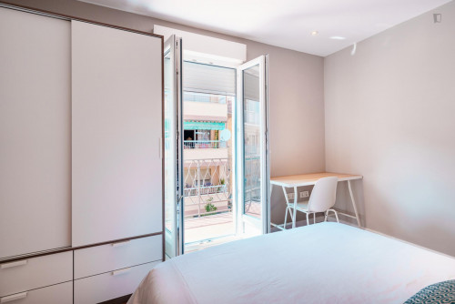 Single bedroom, with balcony, in 3-bedroom apartment