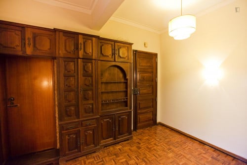 Large double bedroom in Benfica - Gallery - 4