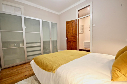Very cool 4-bedroom flat in Anjos