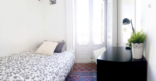 Very Cool Single Bedroom In A Large Student Flat, In The Sol Area - 1