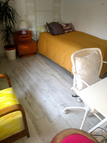 Single bedroom, with private bathroom and balcony, in 3-bedroom house