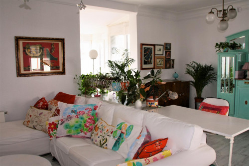 Single bedroom, with private bathroom and balcony, in 3-bedroom house - Gallery - 8