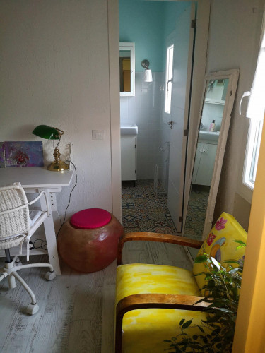 Single bedroom, with private bathroom and balcony, in 3-bedroom house