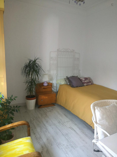 Single bedroom, with private bathroom and balcony, in 3-bedroom house