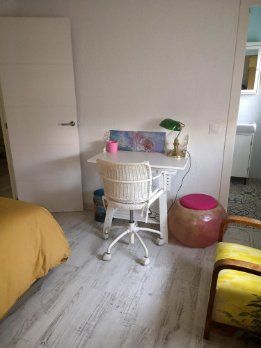 Single bedroom, with private bathroom and balcony, in 3-bedroom house