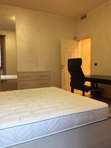 Spacious double bedroom near the Tevere riverbank