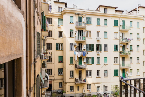 Spacious double bedroom near the Tevere riverbank