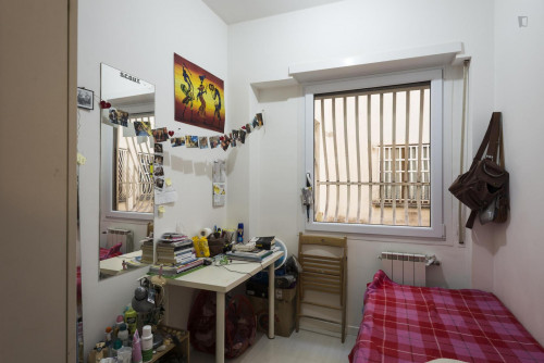 Snug single bedroom in a 6-bedroom apartment, in Gianicolense  - Gallery -  1