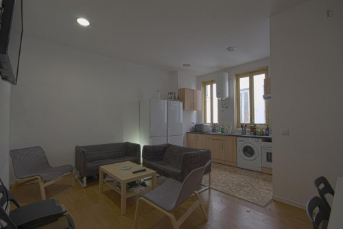 Double bedroom in nice 11-bedroom apartment in Opera
