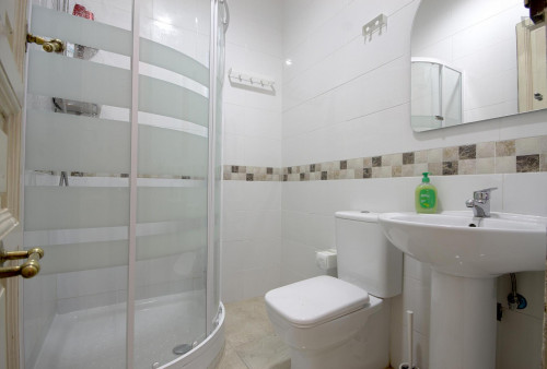 Double bedroom in nice 11-bedroom apartment in Opera