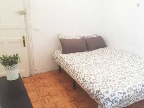 Double bedroom in nice 11-bedroom apartment in Opera