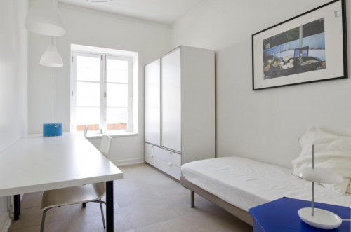 Simple Single Bedroom In Stylish Chiado - 2