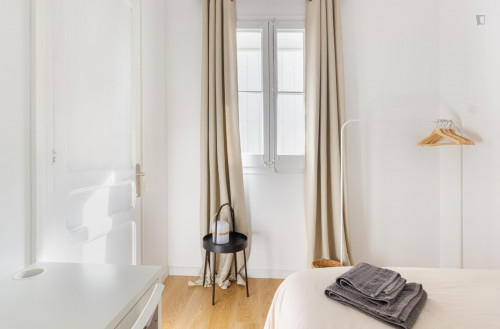 Luminous DOUBLE BEDROOM Near Collblanc Metro Station! - 1