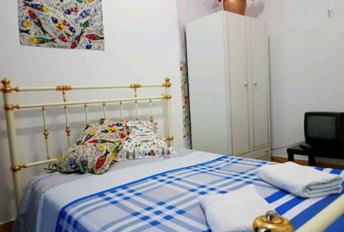 Cosy double bedroom in Anjos near the metro station  - Gallery -  3