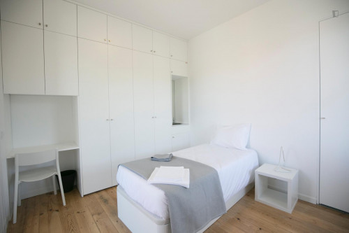 Ensuite bedroom in a residence, near Parede train station and close to Nova University  - Gallery -  1