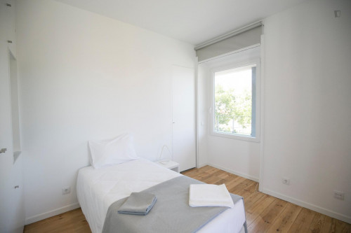 Ensuite bedroom in a residence, near Parede train station and close to Nova University  - Gallery -  2
