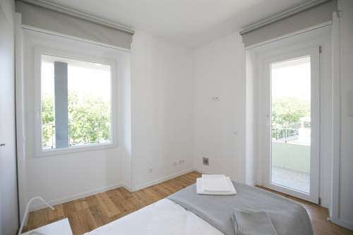 Ensuite bedroom in a residence, near Parede train station and close to Nova University  - Gallery -  3